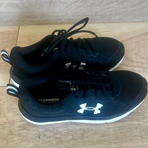 Under Armour Womens 8.5 Black and White Athletic Shoes